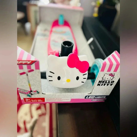 NEW HELLO KITTY  LIGH UP SCOOTER 3+
Fun sounds - Picture 2 of 7